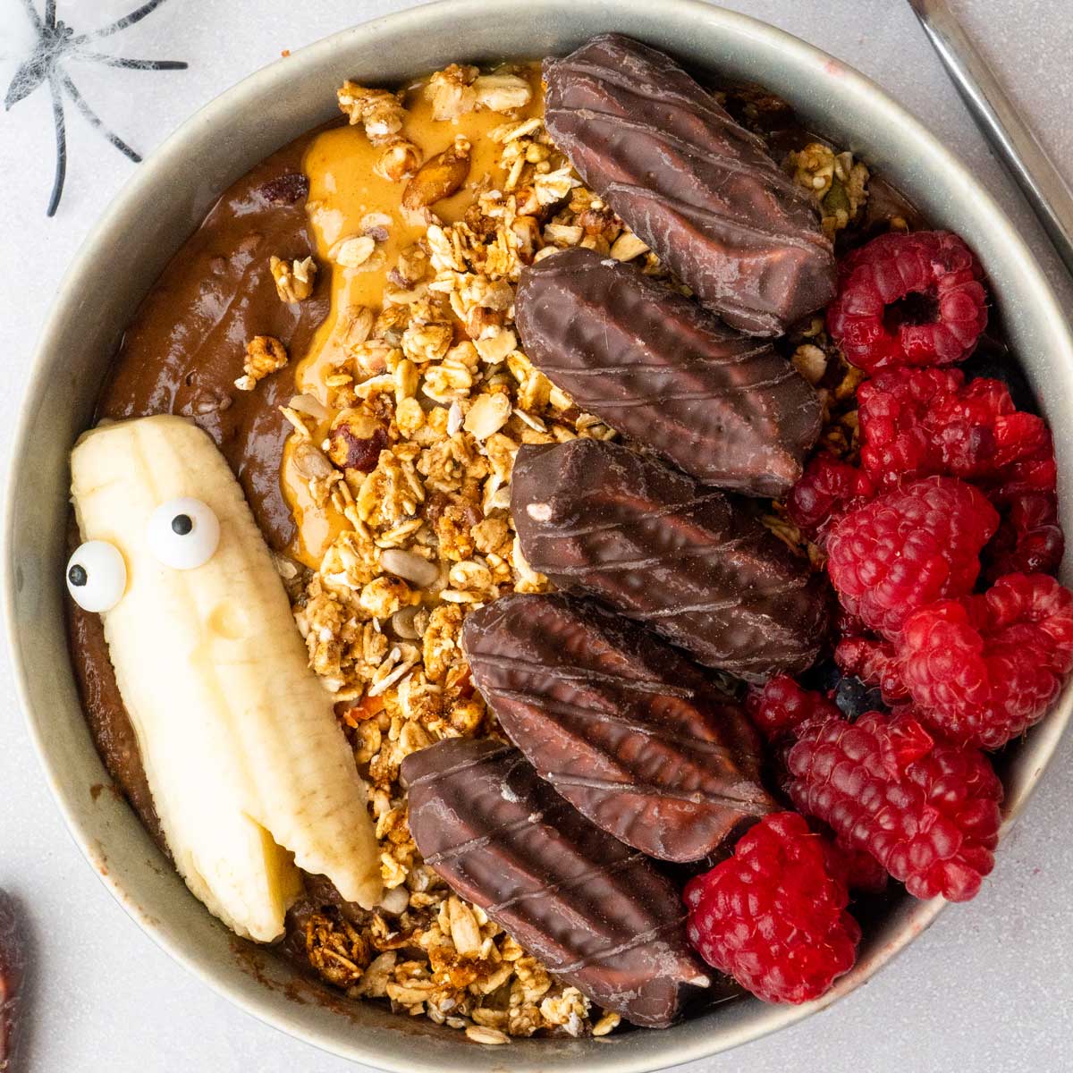 Healthy Chocolate & Peanut Butter Smoothie Bowl Recipe